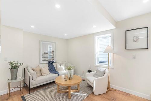 371 Upper Wentworth Street, Hamilton, ON - Indoor Photo Showing Living Room