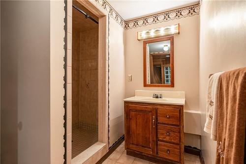 356 Roberts Road, Grimsby, ON - Indoor Photo Showing Bathroom