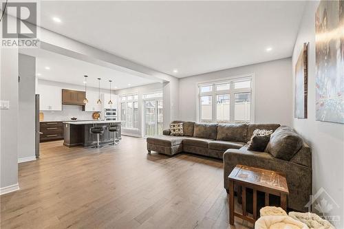 10 Honfleur Street, Ottawa, ON - Indoor Photo Showing Living Room
