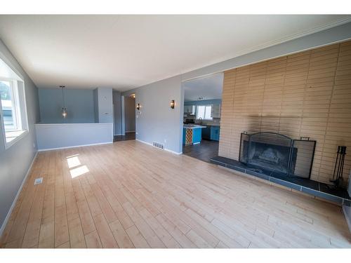 118 21St Avenue, Cranbrook, BC - Indoor Photo Showing Living Room With Fireplace