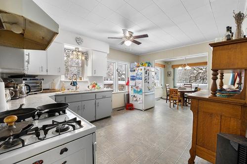 4641 Samuelson Road, Canyon, BC - Indoor Photo Showing Kitchen