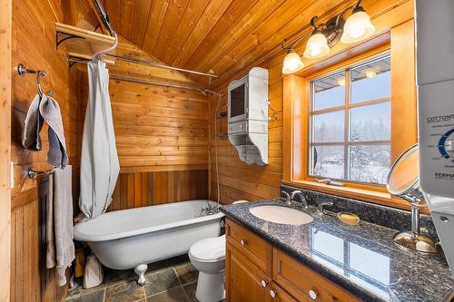 4641 Samuelson Road, Canyon, BC - Indoor Photo Showing Bathroom