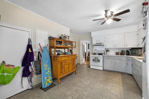 4641 Samuelson Road, Canyon, BC - Indoor Photo Showing Kitchen