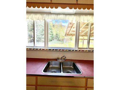 5759 Longbeach Rd, Nelson, BC - Indoor Photo Showing Kitchen With Double Sink