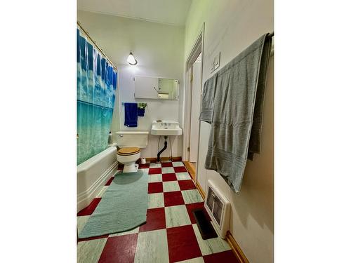 5759 Longbeach Rd, Nelson, BC - Indoor Photo Showing Bathroom