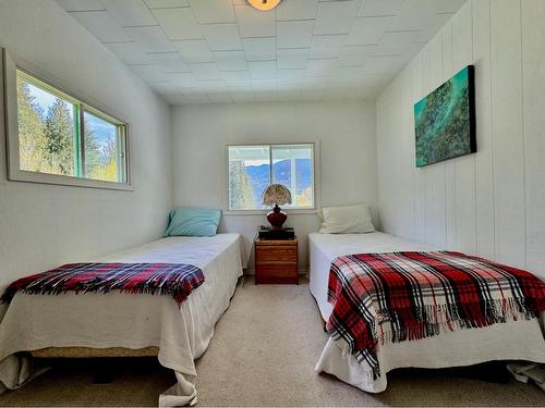 5759 Longbeach Rd, Nelson, BC - Indoor Photo Showing Bedroom
