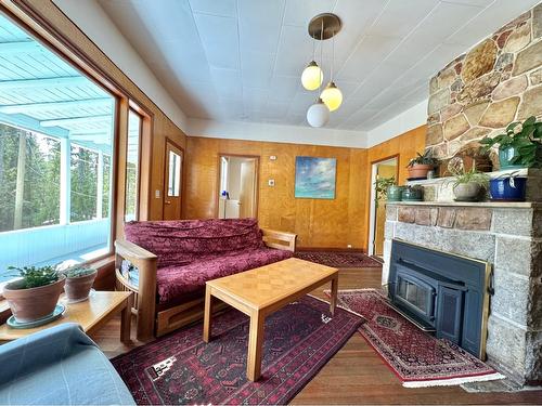 5759 Longbeach Rd, Nelson, BC - Indoor Photo Showing Living Room With Fireplace