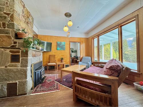 5759 Longbeach Rd, Nelson, BC - Indoor With Fireplace