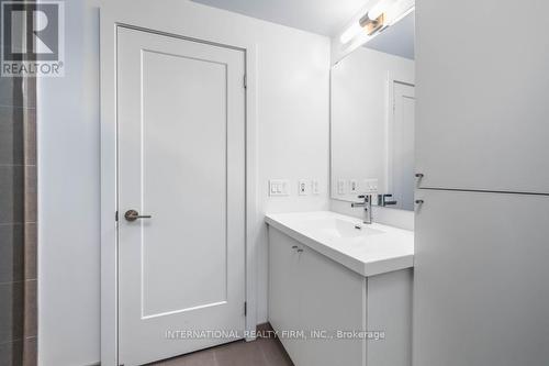803 - 2550 Simcoe Street N, Oshawa, ON - Indoor Photo Showing Bathroom