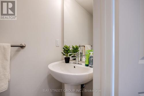 #305 -1070 Progress Ave, Toronto, ON - Indoor Photo Showing Bathroom
