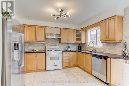 22 Teardrop Crescent, Whitby, ON - Indoor Photo Showing Kitchen