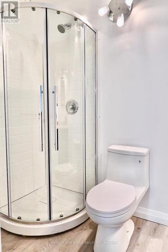643 Irwin Cres, Newmarket, ON - Indoor Photo Showing Bathroom