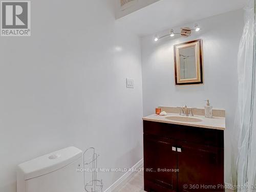 643 Irwin Cres, Newmarket, ON - Indoor Photo Showing Bathroom