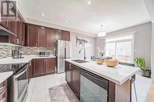 121 Decast Cres, Markham, ON - Indoor Photo Showing Kitchen With Upgraded Kitchen