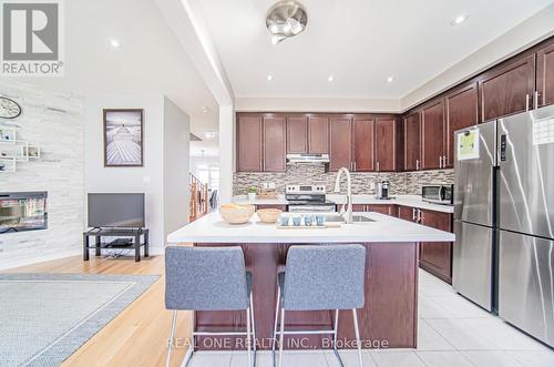 121 Decast Cres, Markham, ON - Indoor Photo Showing Kitchen With Double Sink With Upgraded Kitchen