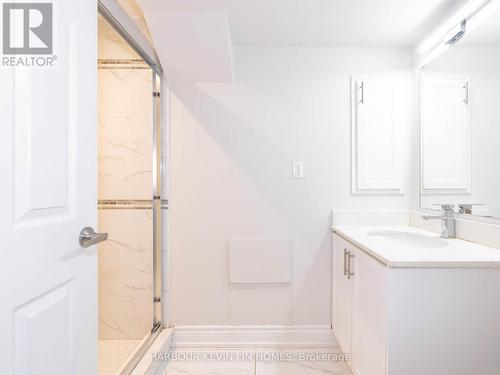 36 Walnut Grove Cres, Richmond Hill, ON - Indoor Photo Showing Bathroom