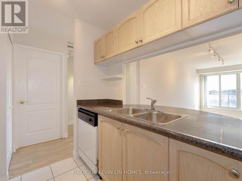 #903 -399 South Park Rd, Markham, ON - Indoor Photo Showing Kitchen With Double Sink