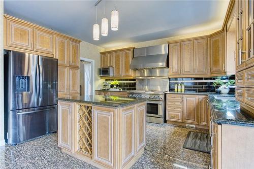 9 Riesling Street, Grimsby, ON - Indoor Photo Showing Kitchen
