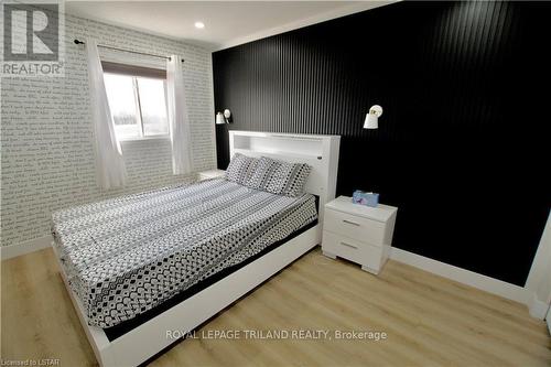1050 Kimball Cres S, London, ON - Indoor Photo Showing Bedroom