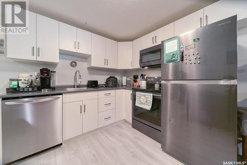 4329 Wakeling Street, Regina, SK - Indoor Photo Showing Kitchen