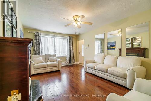 899 Cumberland Ave, Peterborough, ON - Indoor Photo Showing Living Room