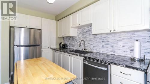 26 Wallace Drive, Barrie, ON - Indoor Photo Showing Kitchen With Upgraded Kitchen