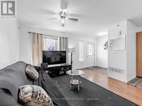 32 St Dunstan Drive, Toronto, ON - Indoor Photo Showing Living Room