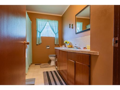 2418 Highway 6, Slocan Park, BC - Indoor Photo Showing Bathroom