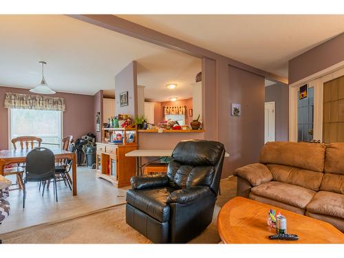 2418 Highway 6, Slocan Park, BC - Indoor Photo Showing Living Room