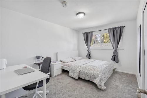 42 Thatcher Drive, Winnipeg, MB - Indoor Photo Showing Bedroom