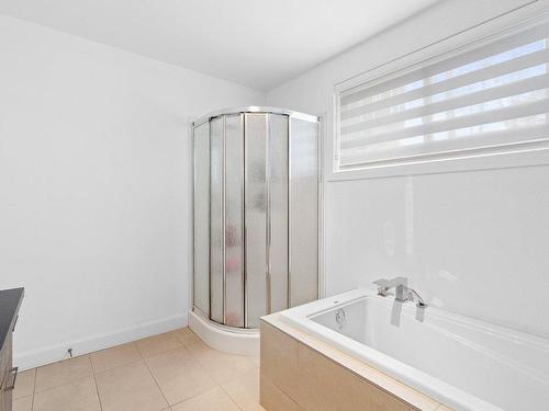 Bathroom - 25 Rue Des Alpes, Sainte-Brigitte-De-Laval, QC - Indoor Photo Showing Bathroom