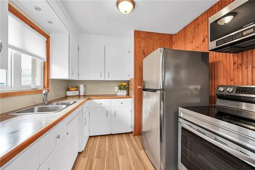 352 East 28Th Street, Hamilton, ON - Indoor Photo Showing Kitchen With Double Sink