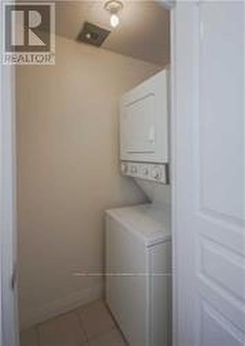 1002 - 1121 Bay Street, Toronto, ON - Indoor Photo Showing Laundry Room