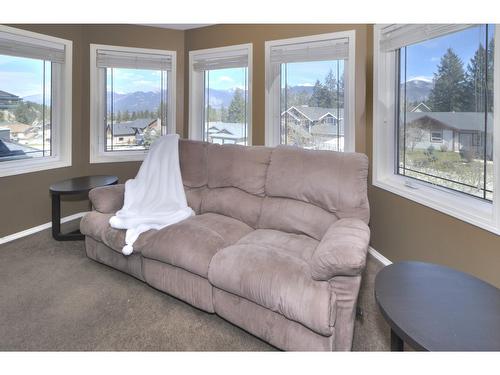 781 Westridge Drive, Invermere, BC - Indoor Photo Showing Living Room