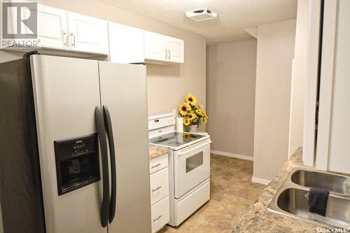 3922 Castle Road, Regina, SK - Indoor Photo Showing Kitchen With Double Sink
