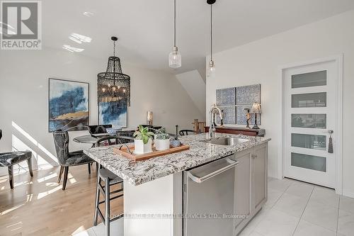 3132 Postridge Dr, Oakville, ON - Indoor Photo Showing Kitchen With Upgraded Kitchen