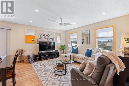 30 Caroline St, Kawartha Lakes, ON - Indoor Photo Showing Living Room