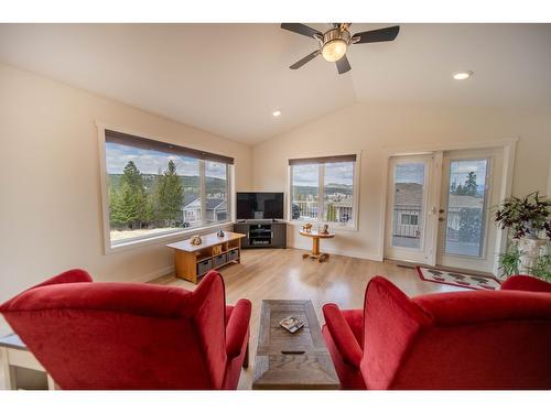 102 18Th Street S, Cranbrook, BC - Indoor Photo Showing Living Room