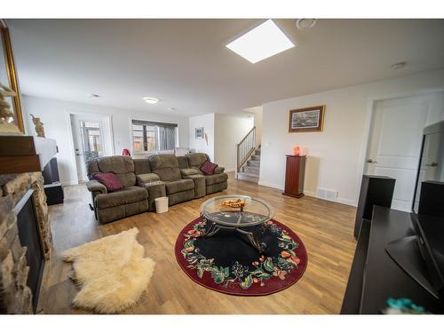 102 18Th Street S, Cranbrook, BC - Indoor Photo Showing Living Room