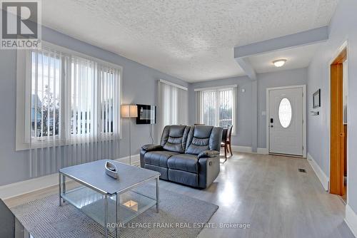 127 Nassau St, Oshawa, ON - Indoor Photo Showing Living Room