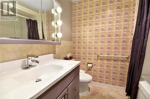 1396 County Rd 2 Road, Mallorytown, ON - Indoor Photo Showing Bathroom