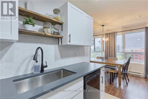702 - 95 Base Line Road W, London, ON - Indoor Photo Showing Kitchen
