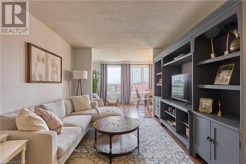 #702 -95 Base Line Rd W, London, ON - Indoor Photo Showing Living Room