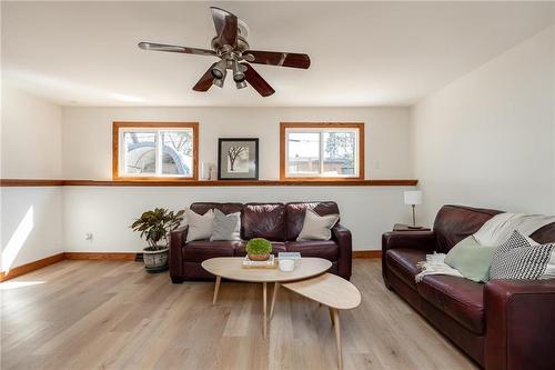 87 Bibeau Bay, Winnipeg, MB - Indoor Photo Showing Living Room