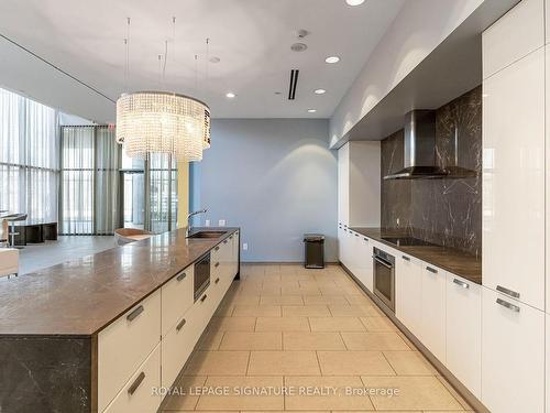 1706-105 The Queensway Ave, Toronto, ON - Indoor Photo Showing Kitchen