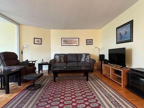 1510-3695 Kaneff Cres, Mississauga, ON - Indoor Photo Showing Living Room