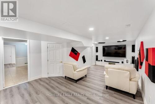 545 Binns Ave, Newmarket, ON - Indoor Photo Showing Living Room