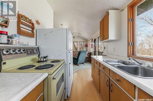 585 Nicoll Avenue, Regina Beach, SK - Indoor Photo Showing Kitchen With Double Sink