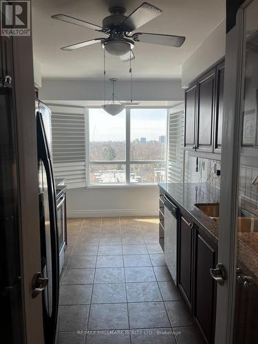 #812 -15 Greenview Ave, Toronto, ON - Indoor Photo Showing Kitchen