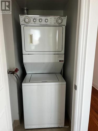 812 - 15 Greenview Avenue, Toronto, ON - Indoor Photo Showing Laundry Room